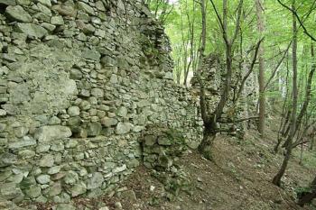 Vnější strana zástavby předhradí na severu ( © Roman Řezáč 09/2005)