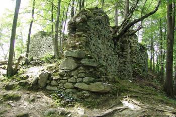 Vnější strana zástavby předhradí na severu ( © Roman Řezáč 09/2005)