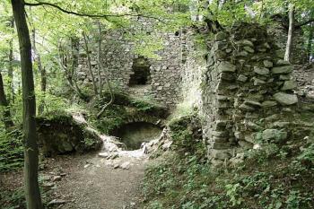 Jížní část zástavby předhradí, s částí klenuté místnosti ( © Roman Řezáč 09/2005)
