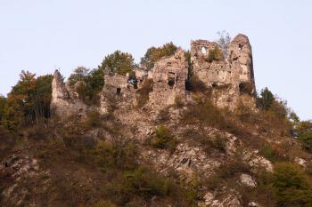 Celkový pohled na zbytky hradu od jihozápadu, od řeky Váh ( © Miroslav BITTER 10/2006)