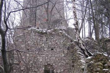 pohled z plochy tzv. předhradí na čelo vnitřního hradu ( © Jan P. Štěpánek 11/2007)