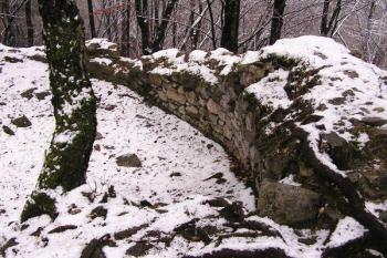 oblá bašta v severní hradbě dolního hradu ( © Jan P. Štěpánek 11/2007)