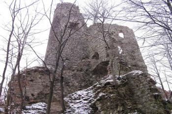 pohled z bašty v dolním hradě na bránu do horního hradu a štíhlou baštu v jeho čele ( © Jan P. Štěpánek 11/2007)