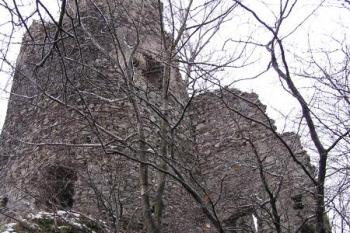 pohled na čelo horního hradu se vstupní branou (vpravo) a štíhlou oválnou baštou (vlevo) ( © Jan P. Štěpánek 11/2007)