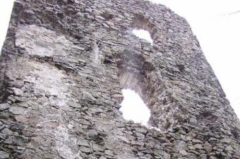 severní líc staré obytné věže horního hradu ( © Jan P. Štěpánek 11/2007)