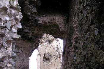 průhled suterénem válcové bašty v čele horního hradu ( © Jan P. Štěpánek 11/2007)
