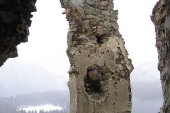 střep vnějšího líce budovy navazující na severní stěnu bašty a věže horního hradu ( © Jan P. Štěpánek 11/2007)