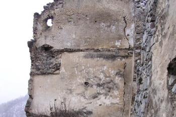 torzo pozdně gotického paláce nad řekou Váh ( © Jan P. Štěpánek 11/2007)