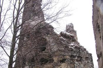 pohled od gotického paláce přes bývalé nádvoří na raně gotickou věž ( © Jan P. Štěpánek 11/2007)