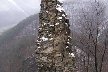střep jihozápadního nároží starého gotického paláce ( © Jan P. Štěpánek 11/2007)