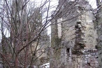 pohled od vstupu do gotického paláce přes plochu bývalého nádvoří na gotickou věž ( © Jan P. Štěpánek 11/2007)