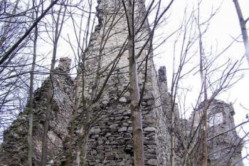 pohled od jihozápadu na nároží gotického paláce z konce 13. století ( © Jan P. Štěpánek 11/2007)
