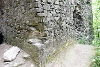 ostrý břit bývalé věže v čele jádra hradu ( © Jan P. Štěpánek 06/2010)