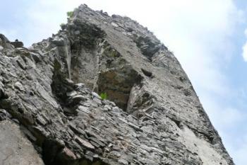 vnější strana upraveného bývalého bergfritu s otiskem komor mladšího paláce ( © Jan P. Štěpánek 06/2010)