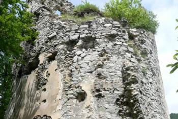celkový pohled z jihozápadní strany na mohutnou hmotu bývalého bergfritu s otisky mladších budov ( © Jan P. Štěpánek 06/2010)
