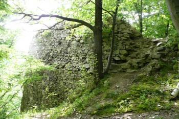štítová stěna předhradí ( © Jan P. Štěpánek 06/2010)