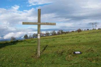 Kříž a pamětní kámen na místě kostela (© Vladimír Studecký 09/2005)