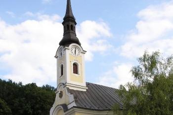čelní pohled na přůčelí kostela z hlavní hukvaldské ulice ( © Jan P. Štěpánek 07/2005)