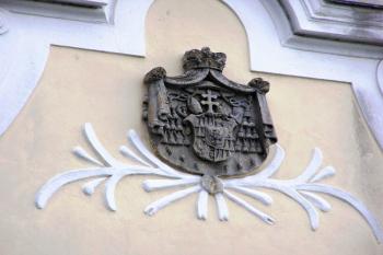 arcibiskupský znak zasazený do průčelí kostela ( © Jan P. Štěpánek 07/2005)