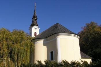 pohled na zadní část kostela ( © Jan P. Štěpánek 10/2005)