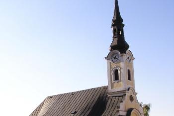 čelní pohled na kostel v západu slunce ( © Jan P. Štěpánek 10/2005)