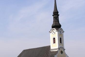 Pohed na kostel sv. Maxmiliána od vstupu do Obory ( © Jan P. Štěpánek 04/2006)