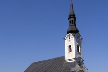 Pohed na kostel od vstupu do obory (© Jan P. Štěpánek 08/2006)