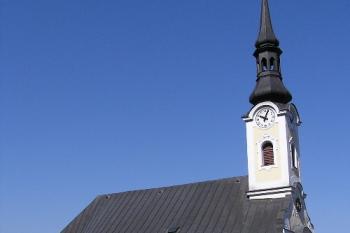 kostel sv. Maxmiliána od vstupu do hradní obory (© Jan P. Štěpánek 08/2006)