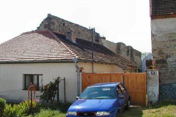 vnější líc severní zdi paláce od severovýchodu ( © Pavel Zany Komárek 15/8/2004)