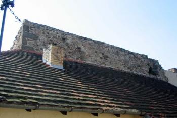Zdi paláce nad střechami dnešních domů (© Jiří Cukr, 09/2005)