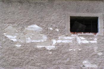 Zbytky sgrafit na nádvorní fasádě severního křídla ( © Filip Matoušek 07/2003)