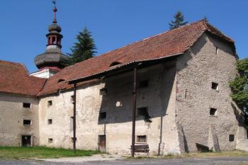 Východní křídlo se zazděnými portály ( © Filip Matoušek 07/2003)
