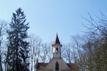 Kaple Nalezení sv. Kříže s hrobkou rodiny Linkerů nedaleko tvrze (© Michal Schuster, 04/2009)