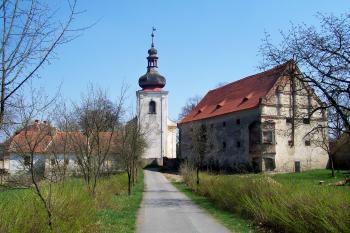 Pohled na bývalý obecní chudobinec, kostel sv. Václava a tvrz (zleva) (© Michal Schuster, 04/2009)