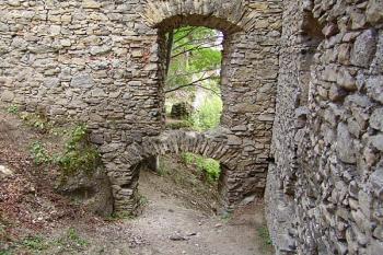 Okno a vstup spojující dolní a druhý palác ( © Roman Řezáč 09/2005)