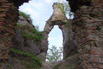Průhled prvním palácem na vstupní bránu ( © Roman Řezáč 09/2005)