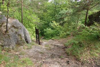 Vstupní brána do prvního předhradí, pohled směrem ven ( © Roman Řezáč 09/2005)
