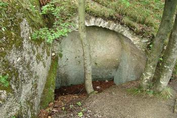 Zahloubená prostora v prvním předhradí, možná cisterna na vodu ( © Roman Řezáč 09/2005)