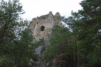 Pohled od druhé brány na první palác ( © Roman Řezáč 09/2005)