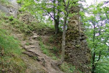 Vstupní hranolová věž do jádra ( © Roman Řezáč 09/2005)