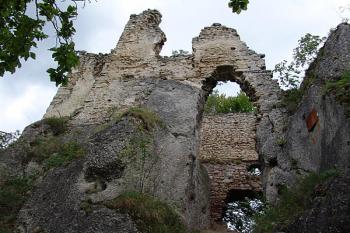 Zbytky prvního paláce nad vstupem do něj ( © Roman Řezáč 09/2005)