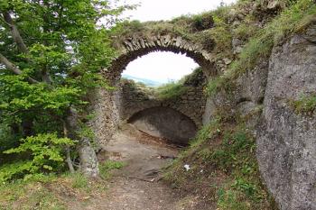 Zbytky klenutí horního paláce ( © Roman Řezáč 09/2005)