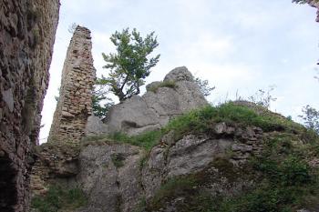 Pohled na skálu, kde stával horní palác ( © Roman Řezáč 09/2005)