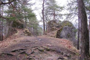pohled z menšího předhradí na vnitřní stranu druhé brány ( © Jan P. Štěpánek 02/2008)