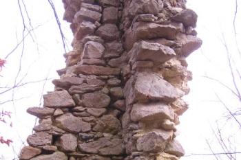 vnitřní nároží vstupní věže do jádra hradu ( © Jan P. Štěpánek 02/2008)