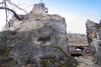 pohled od nástupní věže na severní frontu  tzv. Předního paláce s v nedávné době zborceným obloukem brány do jádra hradu ( © Jan P. Štěpánek 02/2008)