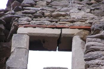 zachovalé pískovcové ostění okna v patře Předního paláce ( © Jan P. Štěpánek 02/2008)