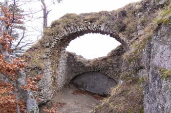 část zachovalé klenby severního výstupku Horního paláce ( © Jan P. Štěpánek 02/2008)