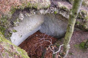 torzo klenuté pravidelné místnosti zasekané ve skále velkého předhradí ( © Jan P. Štěpánek 02/2008)