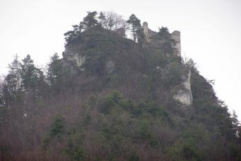 hrad Hričov od vesnice Hričovské Podhradie ( © Jan P. Štěpánek 02/2008)